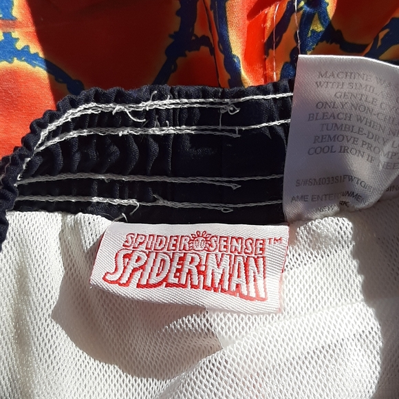boys Spiderman swimming trunks Size 4T - Picture 3 of 3